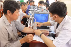 Người dân phường Tân Phú, thành phố Đồng Xoài được bác sĩ khám bệnh miễn phí.