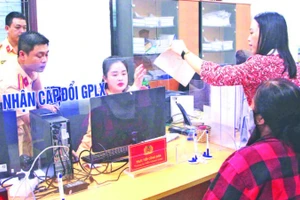 Người dân đến làm thủ tục cấp đổi giấy phép lái xe tại Trung tâm phục vụ Hành chính công Quảng Bình.