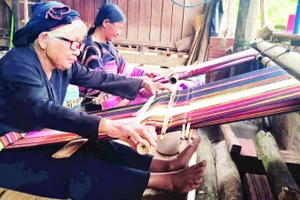 Nghệ nhân cao tuổi tâm huyết giữ gìn nghề dệt truyền thống.