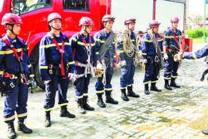  1 - Đội Cảnh sát chữa cháy, cứu nạn đặc biệt tinh nhuệ Đà Nẵng tiếp cận hiện trường triển khai các phương án cứu nạn. 