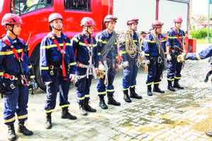  1 - Đội Cảnh sát chữa cháy, cứu nạn đặc biệt tinh nhuệ Đà Nẵng tiếp cận hiện trường triển khai các phương án cứu nạn. 