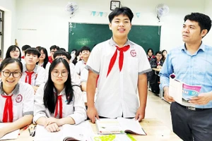 Giờ ôn tập môn Toán của học sinh lớp 9 Trường trung học cơ sở Ngô Sĩ Liên (thành phố Bắc Giang). (Ảnh MINH THU)