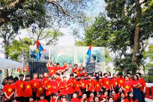 Nhiều học sinh đến từ các trường tiểu học, trung học cơ sở, được thầy cô và phụ huynh đưa đến tham quan và trải nghiệm Triển lãm tương tác kỷ niệm 50 năm Ngày Giải phóng miền nam, thống nhất đất nước. (Ảnh: MINH PHƯƠNG)