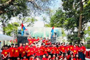 Nhiều học sinh đến từ các trường tiểu học, trung học cơ sở, được thầy cô và phụ huynh đưa đến tham quan và trải nghiệm Triển lãm tương tác kỷ niệm 50 năm Ngày Giải phóng miền nam, thống nhất đất nước. (Ảnh: MINH PHƯƠNG)