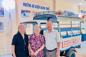 Anh hùng LLVTND Ngô Tùng Chinh cùng hai chị ruột trong Nhà truyền thống về Lực lượng Biệt động Sài Gòn-Gia Định.