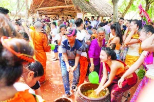 Người dân tham gia nghi thức té nước trong Tết cổ truyền Bunpimay tại Buôn Đôn.