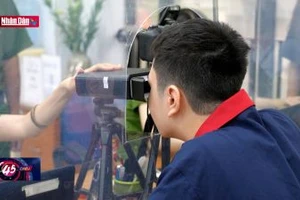 Thu thập sinh trắc học mống mắt khi công dân làm thẻ căn cước