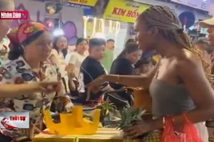 Công an vào cuộc vụ bán hàng rong chặt chém du khách