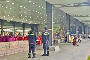 Lính cứu hỏa túc trực bảo đảm an toàn cháy nổ tại Đại lễ Vesak 2025.