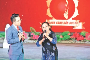 NSƯT Song Thao (bên phải) vẫn giữ mãi ngọn lửa nghệ thuật từ những lần được Bác Hồ động viên, khích lệ.