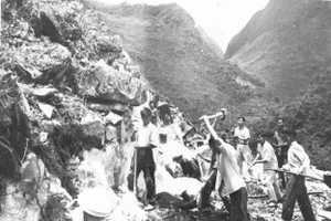 Những nhát búa phá đá mở đường, xuyên núi Xéo Sảng Lủng năm ấy. (Ảnh NVCC)