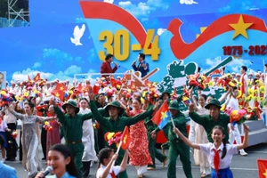 Chương trình nghệ thuật “Rạng rỡ non sông Việt Nam” tại Lễ kỷ niệm 50 năm Giải phóng miền nam . Ảnh: TTXVN