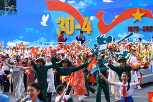 Chương trình nghệ thuật “Rạng rỡ non sông Việt Nam” tại Lễ kỷ niệm 50 năm Giải phóng miền nam . Ảnh: TTXVN