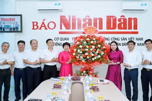 Đồng chí Phó Bí Thư Thường trực Tỉnh ủy Hà Nam, Đinh Thị Lụa tặng lẵng hoa chúc mừng Văn phòng đại diện Báo Nhân Dân tại Hà Nam nhân dịp kỷ niệm 99 năm Ngày Báo chí cách mạng Việt Nam.