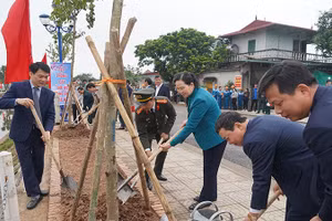 Đồng chí Bí thư Tỉnh ủy tham gia Tết trồng cây tại phường Lam Hạ, thành phố Phủ Lý.