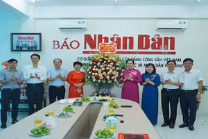 Đồng chí Bí thư Tỉnh ủy Hà Nam chúc mừng Văn phòng Đại diện Báo Nhân Dân tại Hà Nam 