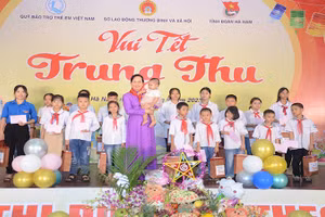 Đồng chí Bí thư Tỉnh ủy Hà Nam dự chương trình vui Tết Trung thu.