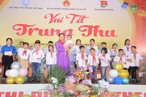 Đồng chí Bí thư Tỉnh ủy Hà Nam dự chương trình vui Tết Trung thu.