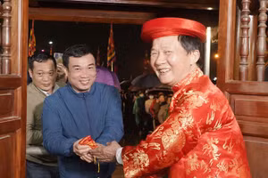 Nhân dân và du khách phấn khởi được về nhận lương Đức Thánh Trần.