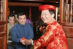 Nhân dân và du khách phấn khởi được về nhận lương Đức Thánh Trần.