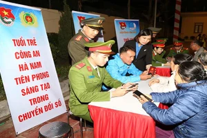 Cán bộ Công an hướng dẫn người dân cài đặt ứng dụng tài khoản định danh điện tử VNEID và thực hiện các bước khai báo tố giác tội phạm qua ứng dụng VNEID.