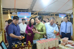Các đồng chí lãnh đạo tỉnh Hà Nam tham quan các sản phẩm OCOP được trưng bày tại hội chợ trưng bày và giới thiệu sản phẩm OCOP.