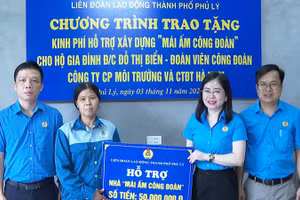 Đại diện lãnh đạo Liên đoàn Lao động tỉnh Hà Nam và thành phố Phủ Lý trao kinh phí hỗ trợ xây "Mái ấm Công đoàn".