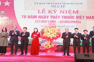 Các đồng chí lãnh đạo tỉnh Hà Nam tặng lẵng hoa chúc mừng cán bộ, nhân viên ngành y tế nhân dịp kỷ niệm 70 năm Ngày Thầy thuốc Việt Nam.