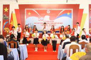 Các em học sinh Trường Tiểu học Hữu nghị Khmer-Việt Nam Tân Tiến biểu diễn văn nghệ tại Lễ kỷ niệm 50 năm Ngày Giải phóng miền nam, thống nhất đất nước (30/4/1975-30/4/2025) được tổ chức tại Phnom Penh, Campuchia.