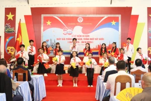 Các em học sinh Trường Tiểu học Hữu nghị Khmer-Việt Nam Tân Tiến biểu diễn văn nghệ tại Lễ kỷ niệm 50 năm Ngày Giải phóng miền nam, thống nhất đất nước (30/4/1975-30/4/2025) được tổ chức tại Phnom Penh, Campuchia.