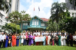 Đại sứ quán Việt Nam tại Thái Lan tiếp nhận tượng trưng số tiền hơn 4,6 tỷ đồng do kiều bào Thái Lan quyên góp, ủng hộ đồng bào trong nước bị ảnh hưởng bởi cơn bão số 3. (Ảnh: XUÂN SƠN)