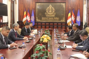 Đại sứ Việt Nam tại Campuchia Nguyễn Minh Vũ (thứ hai từ trái sang) làm việc với Phó Thủ tướng, Bộ trưởng Giáo dục, Thanh niên và Thể thao Campuchia Hang Chuon Naron (thứ ba từ phải sang).