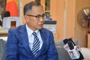 Đại sứ Việt Nam tại Thái Lan Phan Chí Thành trả lời phỏng vấn báo chí. 