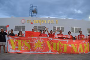 Các cổ động viên Việt Nam tại sân Rayong của Thái Lan. (Ảnh: ĐINH TRƯỜNG)