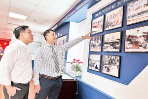 Không gian văn hóa Hồ Chí Minh đang trở thành một nét đặc trưng riêng của Thành phố Hồ Chí Minh. Trong ảnh: Triển lãm không gian văn hóa Hồ Chí Minh tại một doanh nghiệp.