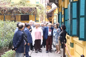 Các đại biểu quốc tế thăm Khu di tích Chủ tịch Hồ Chí Minh nhân kỷ niệm 50 năm Ngày ký Hiệp định Paris.