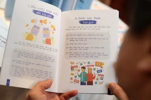 "Cẩm nang phòng chống tin giả, tin sai sự thật trên không gian mạng" trang bị thêm kiến thức cho người dùng. (Ảnh VÂN HẰNG)