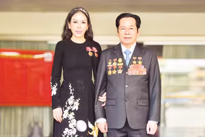 Bà Lê Nữ Thùy Dương cùng bố - doanh nhân, cựu chiến binh Lê Văn Kiểm.