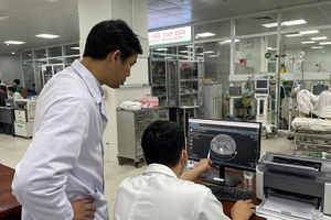 Bác sĩ Bệnh viện Hữu nghị Việt Đức hội chẩn, đánh giá tình trạng chấn thương của một người bệnh cấp cứu.