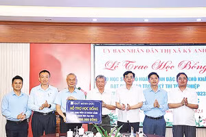 Đại diện Công ty TNHH Gang thép Hưng Nghiệp Formosa Hà Tĩnh trao biểu trưng hỗ trợ học bổng cho sinh viên trên địa bàn thị xã Kỳ Anh (Hà Tĩnh).