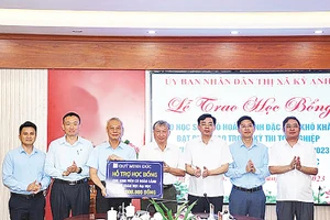 Đại diện Công ty TNHH Gang thép Hưng Nghiệp Formosa Hà Tĩnh trao biểu trưng hỗ trợ học bổng cho sinh viên trên địa bàn thị xã Kỳ Anh (Hà Tĩnh).