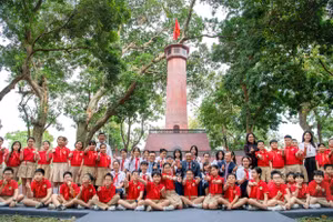 Các đồng chí lãnh đạo chụp ảnh với các em học sinh trong lễ khai mạc Triển lãm tương tác Cột cờ Hà Nội. (Ảnh: THÀNH ĐẠT)