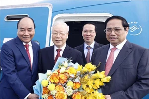 Chủ tịch nước Nguyễn Xuân Phúc, Thủ tướng Chính phủ Phạm Minh Chính và các vị lãnh đạo Đảng, Nhà nước ra sân bay tiễn Tổng Bí thư Nguyễn Phú Trọng và Đoàn. Ảnh: TTXVN