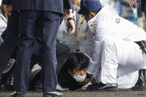 Cảnh sát vây bắt nghi phạm. (Nguồn: Reuters)