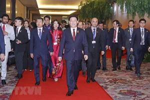 Chủ tịch Quốc hội Vương Đình Huệ và các đại biểu dự lễ khai mạc. (Ảnh: TTXVN)