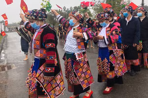 Trang phục phụ nữ Lô Lô. (Ảnh: NGỌC TRÂM)