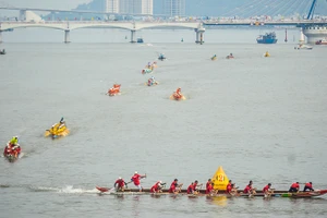 Các đội đua tranh tài.