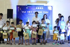 Trao quà cho các cháu thiếu nhi
