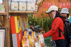 Sản phẩm thu hút người dân đến mua sắm.