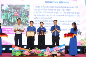 Tuyên dương Chi đoàn tiên tiến.